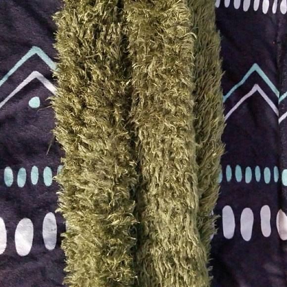 Green scarf - Picture 2 of 4